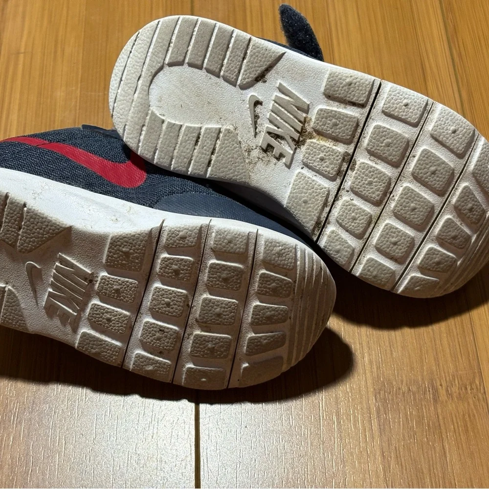 Nike‎ Gray Sneakers with Cushioned Midsole and Breathable Mesh